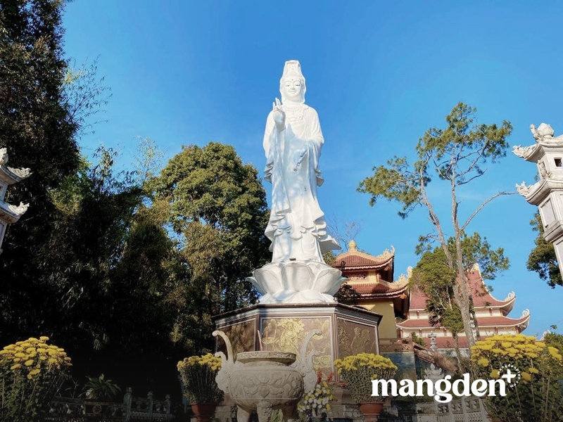 Tượng Quan Thế Âm Bồ Tát cao 17m và 18 tượng La Hán kỳ công chùa Khánh Lâm